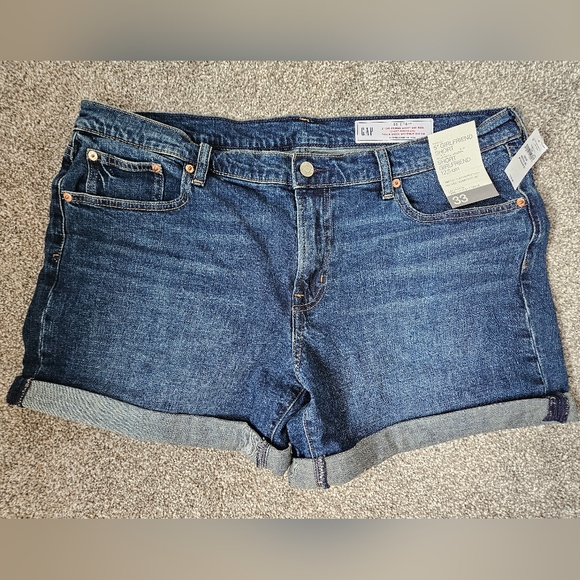 GAP Pants - BNWT 33/16 Gap Mid Rise Girlfriend Short 4-6" Inseam